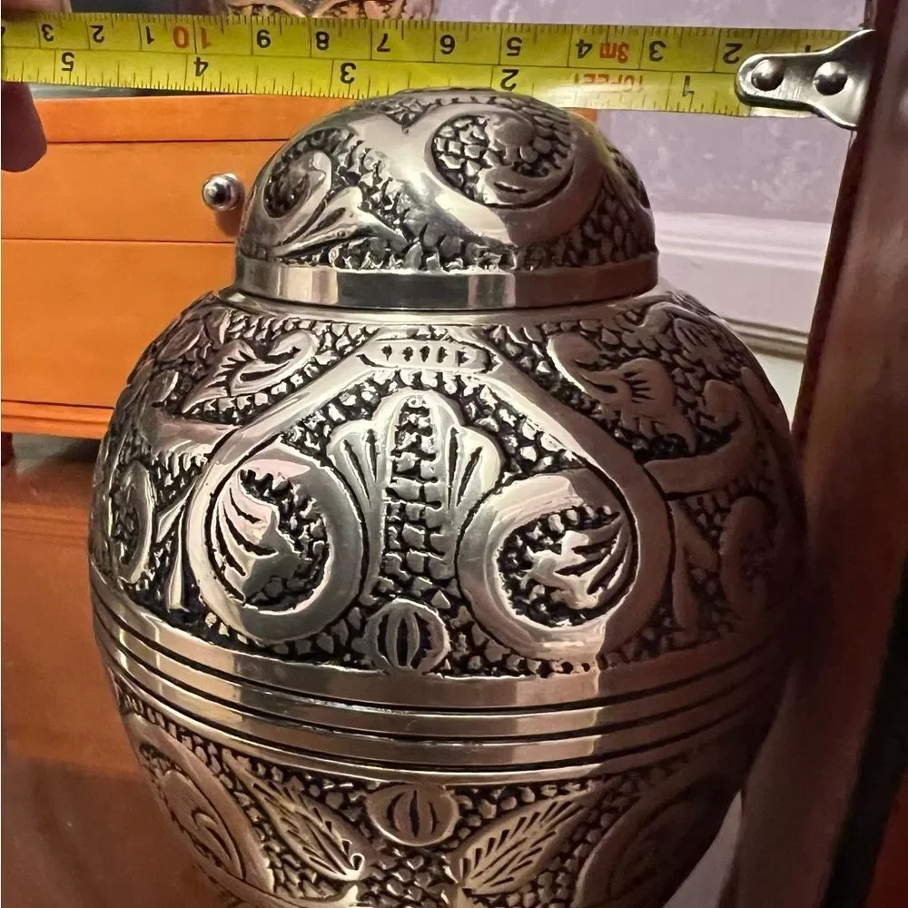 Beautifully engraved silver plated small urn for cremains. - Picture 8 of 10